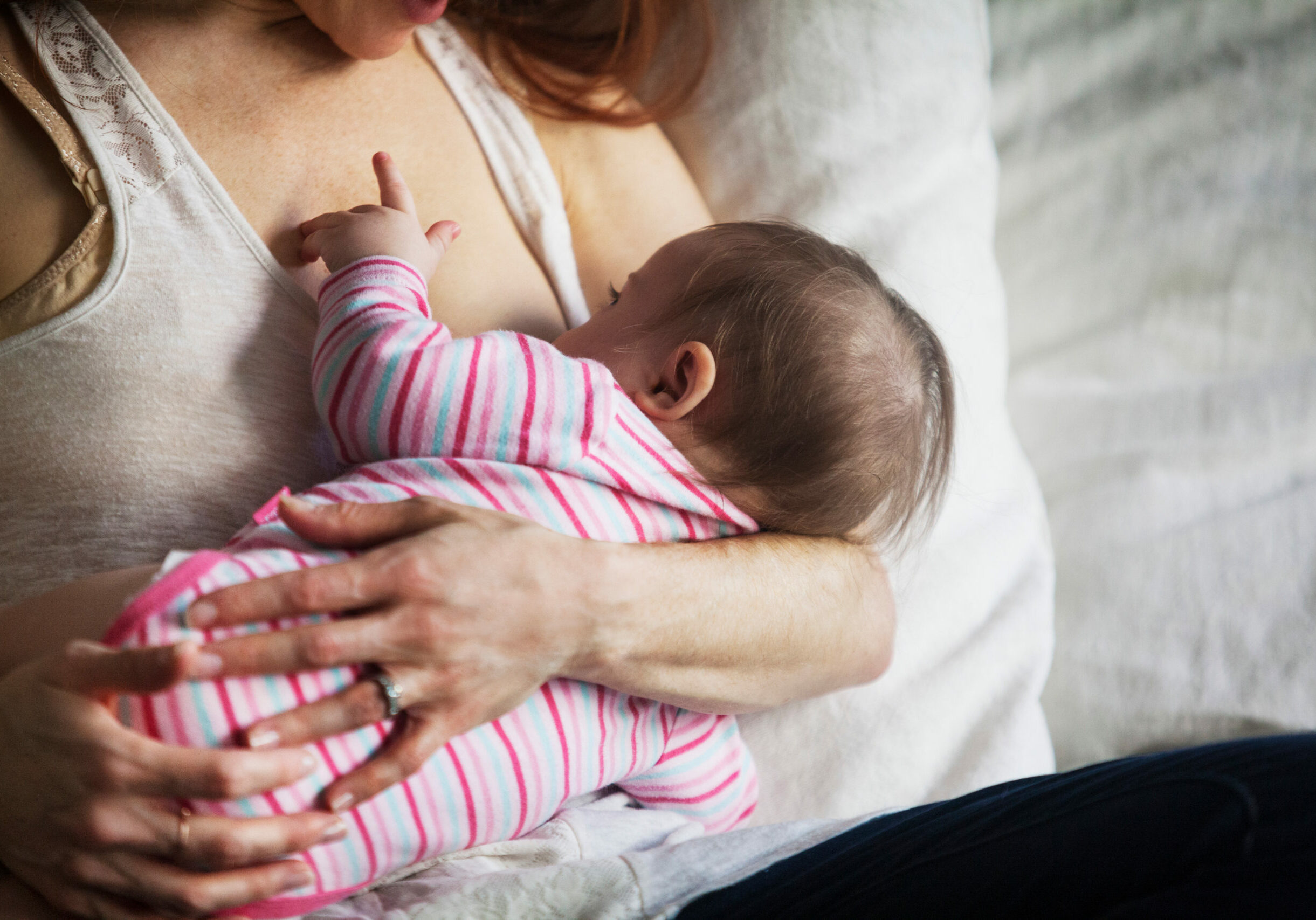 Mother breastfeeding baby (6-11 months)